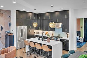 Rooftop Hot Tub City Views Pac-man Pool Table