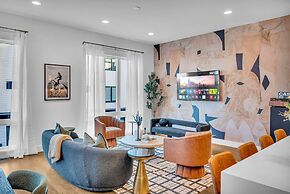 Rooftop Hot Tub City Views Pac-man Pool Table