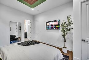 Rooftop Hot Tub City Views Pac-man Pool Table