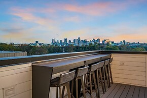 Rooftop Hot Tub City Views Pac-man Pool Table