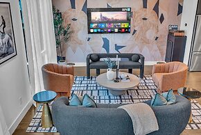 Rooftop Hot Tub City Views Pac-man Pool Table