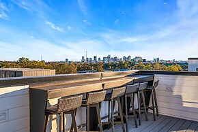 Rooftop Hot Tub City Views Pac-man Pool Table