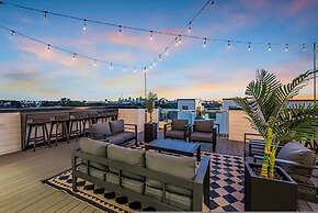 Rooftop Hot Tub City Views Pac-man Pool Table