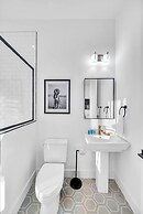 Rooftop Hot Tub City Views Pac-man Pool Table