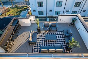 Rooftop Hot Tub City Views Pac-man Pool Table
