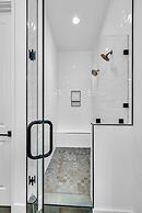 Rooftop Hot Tub City Views Pac-man Pool Table