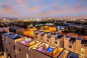 Rooftop Hot Tub City Views Pac-man Pool Table