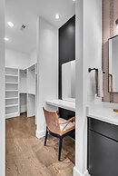 Rooftop Hot Tub City Views Pac-man Pool Table