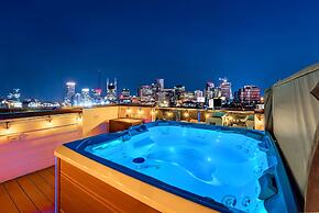Rooftop Hot Tub City Views Pac-man Pool Table