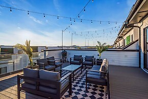 Rooftop Hot Tub City Views Pac-man Pool Table