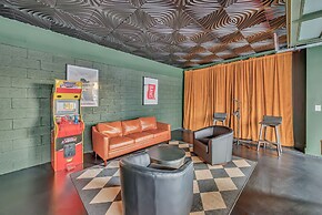 Rooftop Hot Tub City Views Pac-man Pool Table