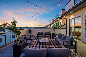 Rooftop Hot Tub City Views Pac-man Pool Table