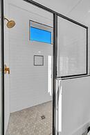 Rooftop Hot Tub City Views Pac-man Pool Table