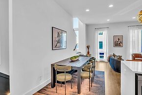 Rooftop Hot Tub City Views Pac-man Pool Table