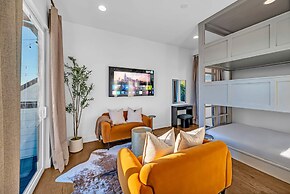 Rooftop Hot Tub City Views Pac-man Pool Table