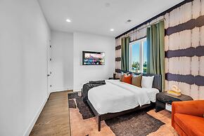 Rooftop Hot Tub City Views Pac-man Pool Table