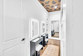 Rooftop Hot Tub City Views Pac-man Pool Table