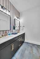 Rooftop Hot Tub City Views Pac-man Pool Table