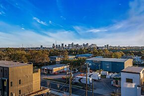 Rooftop Hot Tub City Views Pac-man Pool Table