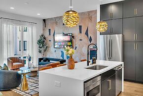 Rooftop Hot Tub City Views Pac-man Pool Table