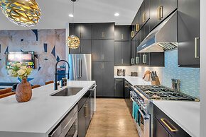 Rooftop Hot Tub City Views Pac-man Pool Table