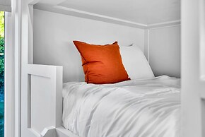 Rooftop Hot Tub City Views Pac-man Pool Table