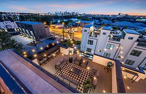 Rooftop Hot Tub City Views Pac-man Pool Table