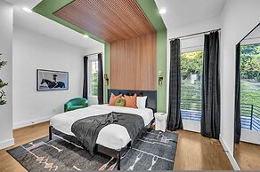 Rooftop Hot Tub City Views Pac-man Pool Table