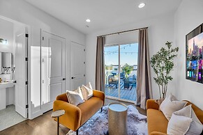 Rooftop Hot Tub City Views Pac-man Pool Table