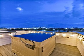 New Hot Tub Rooftop Decks City Views Poker