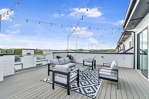 New Hot Tub Rooftop Decks City Views Poker