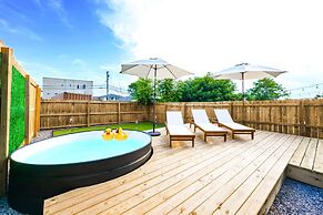 City Views Pool Hot Tub Mini Golf