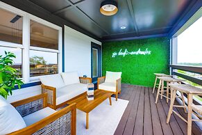 City Views Pool Hot Tub Mini Golf