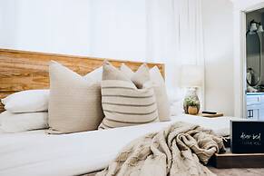 City Views Pool Hot Tub Mini Golf