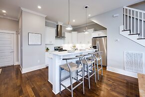 City Views Pool Hot Tub Mini Golf