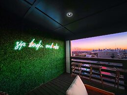 City Views Pool Hot Tub Mini Golf