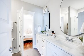 City Views Pool Hot Tub Mini Golf