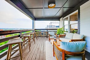 City Views Pool Hot Tub Mini Golf