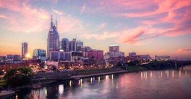 City Views Pool Hot Tub Mini Golf