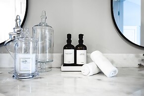 City Views Pool Hot Tub Mini Golf