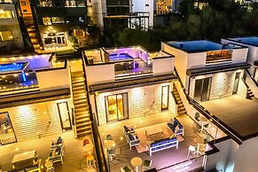 Taylor Swift Themed Rooftops Hot Tub Views