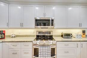 Walk to Coast: Condo in Daytona Beach Shores!