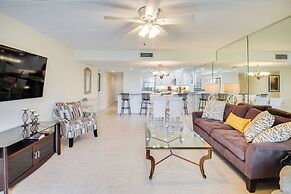 Walk to Coast: Condo in Daytona Beach Shores!