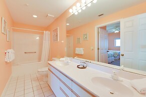 Beachfront Navarre Condo w/ Balcony, Walk to Ocean