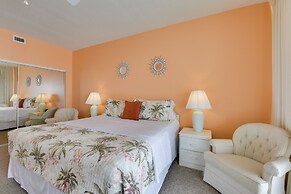 Beachfront Navarre Condo w/ Balcony, Walk to Ocean