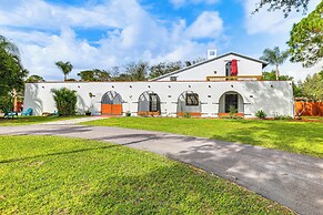 1 Mi to Boat Ramp: 'the Islander' Home w/ Yard
