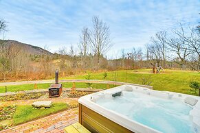 10 Mi to Skiing: Historic Farmhouse in Maine!