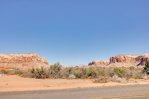 Stunning Views: Quiet Bluff Home Near Hiking!