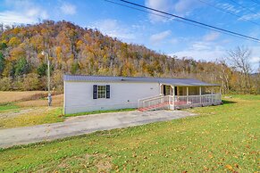 Near ATV & Hiking Trails: Home w/ Deck in Oneida!