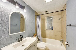 12 Mi to Dtwn: Pittsburgh Home w/ In-unit Laundry!